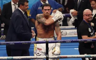  الملاكم "أولكسندر أوسيك" يجرد "أنطوني جوشوا" من بطولاته العالمية  