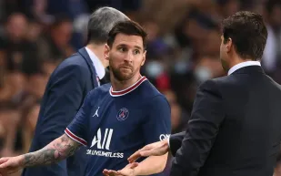 أزمة تبديل ميسي.. وإهداء قميصه لرئيس الوزراء الفرنسي (فيديو)