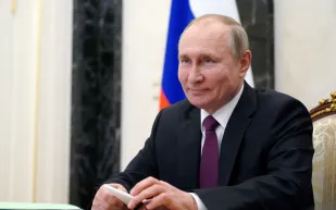 تلميذ يحرج الرئيس الروسي.. وبوتين يشيد بذكائه (فيديو) 