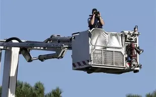 أغرب "ديليفري" في العالم.. رافعة بناء ضخمة تستخدم في توصيل الطعام (فيديو)