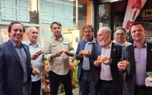 بسبب كورونا.. رئيس البرازيل يأكل في الشارع