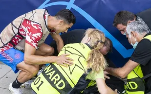 تسديدة كريستيانو رونالد تطيح بامرأة أرضًا.. وتعليقه على أول خسارة له