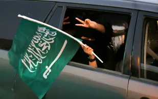 عرض للسيارات القديمة لملوك السعودية احتفالاً باليوم الوطني (فيديو)