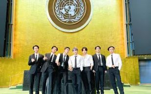 فريق BTS يلقي كلمة بالأمم المتحدة.. ويقدم استعراض "Permission to Dance" (فيديو)