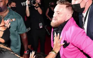 تفاصيل مشاجرة المصارع كونور ماكغريغور على السجادة الحمراء  (فيديو)