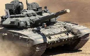 في حادثة نادرة .. جنود هنود يجرون دبابة يدويًا (فيديو)