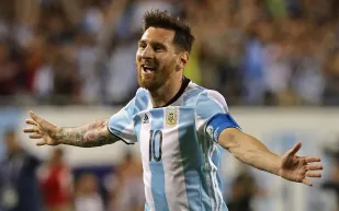  كيف تصرف ميسي بعد اقتحام الجماهير الملعب للتصوير معه؟! (فيديو)