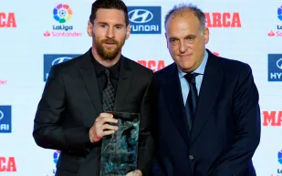 رئيس الليجا يفجر مفاجأة مدوية عن رحيل ميسي