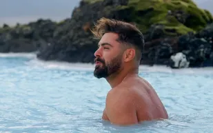 كيف تبني عضلاتك لتبدو مثل زاك إيفرون من خلال شرب مخفوق الدجاج؟ (فيديو) 