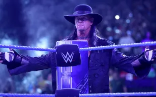 معجب يطالب أندرتيكر بصفعه بضربته القاضية والأسطورة يستجيب! (فيديو)