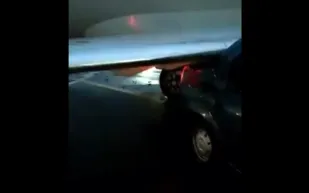 مشاهد مأساوية لطائرة ركاب تهشم سيارة داخل أحد المطارات (فيديو)