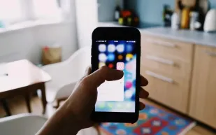 نصائح الخبراء لتفادي التجسس.. كيف تعرف أن هاتفك مخترق؟