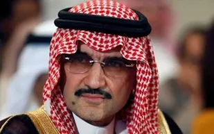 لقطات عفوية للأمير الوليد بن طلال مع حفيداته (فيديو)