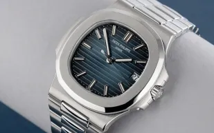 باتيك فيليب تكشف عن ساعة كهربائية فولاذية مقاومة للصدأ