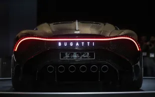 «بوغاتي شيرون» محترقة تباع بـ345 ألف دولار! (فيديو)