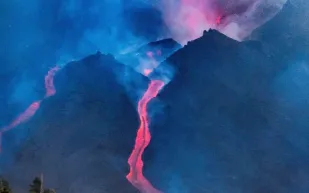 لقطات تحبس الأنفاس لسيول من الحمم البركانية