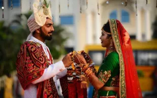 عروسان يستقلان «قدر طعام» للذهاب لموقع زفافهما (فيديو) 