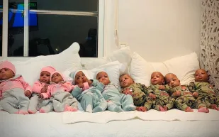  امرأة خارقة تنجب 9 توائم وتحطم الأرقام القياسية (فيديو)