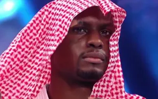 شاهد| لحظة اقتحام طارق حامدي لحلبة الكراون جول ملثمًا بالشماغ 