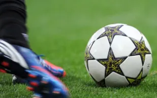 لاعب يسدد ركلة جزاء في رأس رجل أمن بدلًا من الشباك (فيديو)