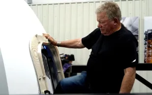 بعمر 90 عامًا ممثل أمريكي ينطلق للفضاء على متن صاروخ (فيديو)