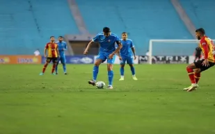 حارس مرمى يمنع هدفًا بالاعتداء على المهاجم بحركة كونع فو (فيديو)