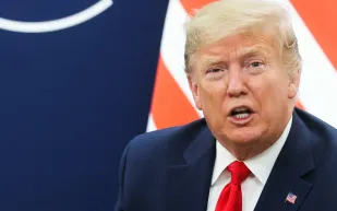 سر اللون البرتقالي لوجه دونالد ترامب أثناء زيارته للسعودية عام 2017