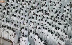 أول صلاة فجر في الحرم من دون الإجراءات الاحترازية لكورونا (فيديو)  