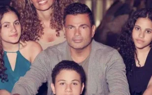 أبناء عمرو دياب ينشرون صورًا نادرة احتفالاً بعيد ميلاده الـ 60 