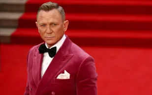 ما قصة رحلة "ثلاثة آباء يمشون" التي تبرع لها جيمس بوند؟