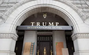 ترامب يخطط لبيع فندقه بعد خروجه من قائمة أغنى رجال أمريكا 