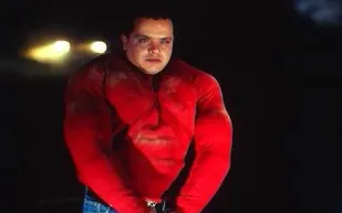 ماذا يفعل شاب عملاق مع محمد هنيدي في "سلام مربع" بموسم الرياض؟