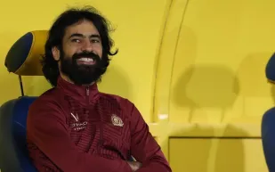 حسين عبد الغني ينتظر الإيقاف بعد طرده عقب مباراة الهلال والنصر (فيديو)