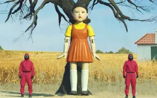 ماذا تفعل دمية "Squid Game" القاتلة داخل مركز تجاري بالفلبين؟