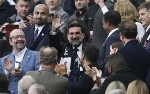 «ياسر الرميان» يفاجئ جمهور «نيوكاسل» بحضور أول مباراة بعد الاستحواذ (فيديو)