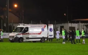 اعتقال لاعب من داخل الملعب بعد اعتدائه على حكم (فيديو)