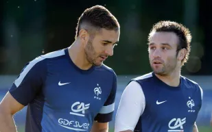 فريق الدفاع عن كريم بنزيما يؤكد أنه ضحية لغيرة كرة القدم