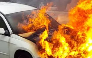 القبض على سعودي أشعل النيران في سيارة (فيديو)