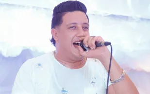 أمر بالقبض على حمو بيكا لاتهامه بالتعدي على شاب بمحطة وقود