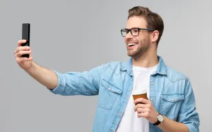 هل أنت مدمن هاتفك الذكي؟ إليك الأعراض الرئيسية