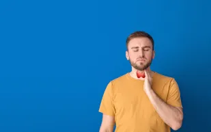 أسباب وأعراض خمول الغدة الدرقية وطرق العلاج