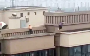 لقطات صادمة لطفلين يقفزان باستمتاع أعلى حافة ناطحة سحاب! (فيديو)