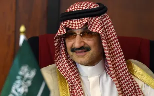 فرحة الأمير «الوليد بن طلال» العارمة بهدف الهلال (فيديو)