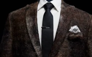 دار أزياء تعرض أول بدلة في العالم مصنوعة من شوارب الرجال (فيديو)