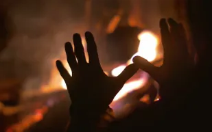 شاب يخاطر بحياته لإنقاذ رضيع وسط النيران (فيديو)