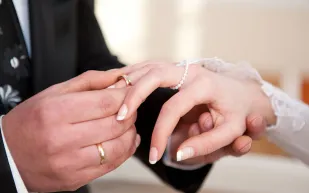 لقطة طريفة لعريس نائم في حفل زفافه (صور)