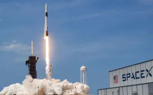 رواد الفضاء يرتدون حفاظات بسبب تعطل مرحاض كبسولة "سبيس إكس"