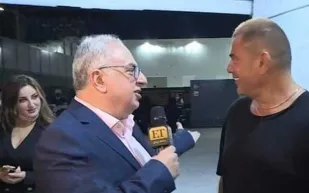 من هي المعجبة الغامضة التي تبادلت النظرات مع عمرو دياب؟ (فيديو)