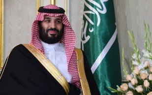 بطول 3 أمتار كاملة.. نحات سعودي يصنع أكبر تمثال لولي العهد (فيديو)