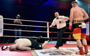 سر أغرب ضربة قاضية في تاريخ الملاكمة (فيديو)